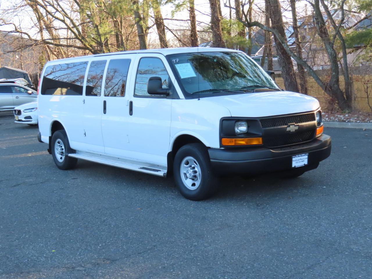 Chevrolet Express Passenger RWD 3500 155" LS w/1LS 2014