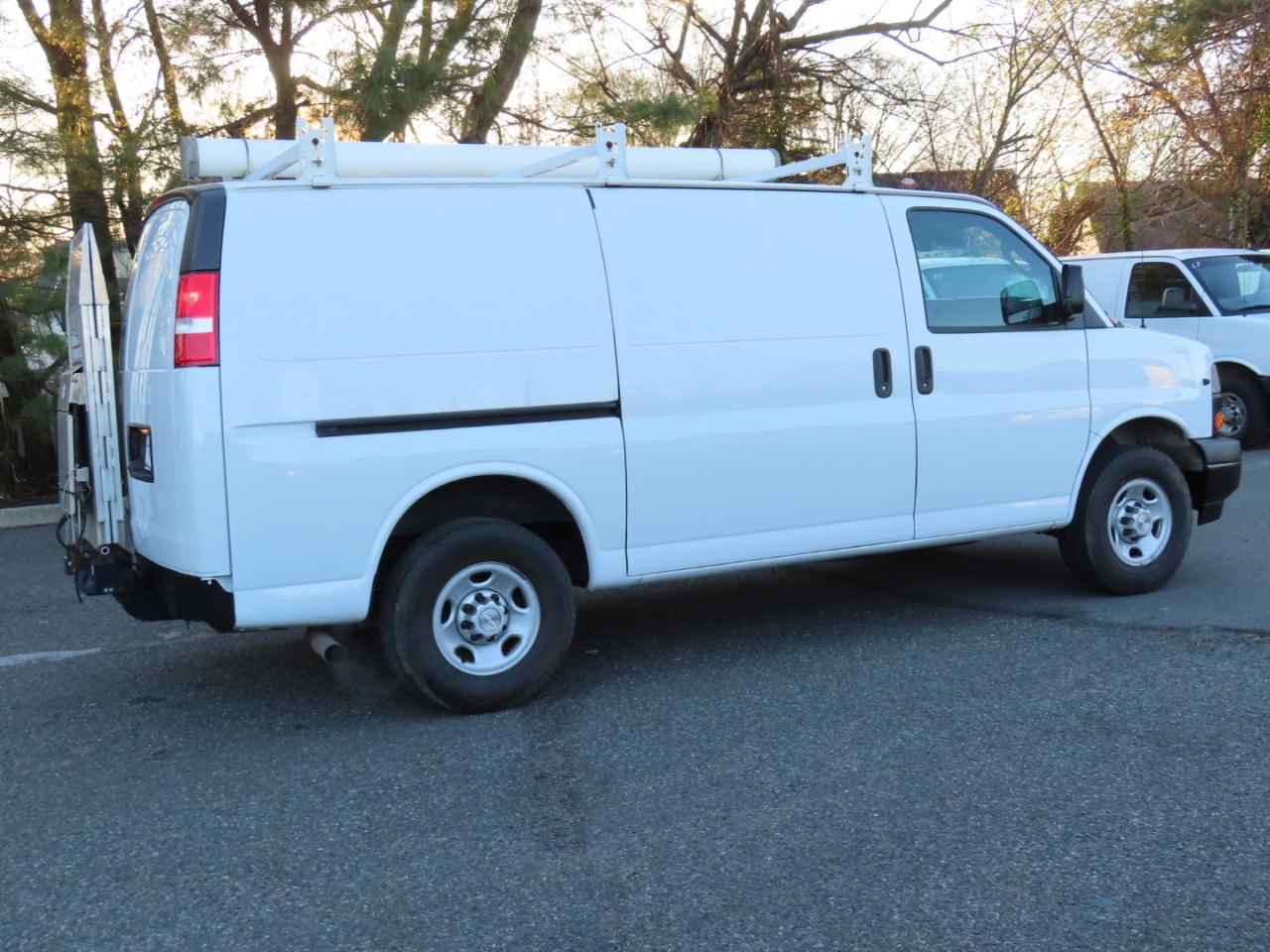 Chevrolet Express Cargo Van RWD 3500 135" 2019