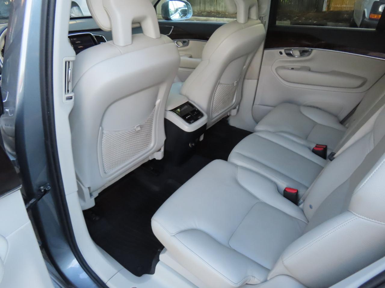 Volvo XC90 T6 AWD 7-Passenger Momentum 2017