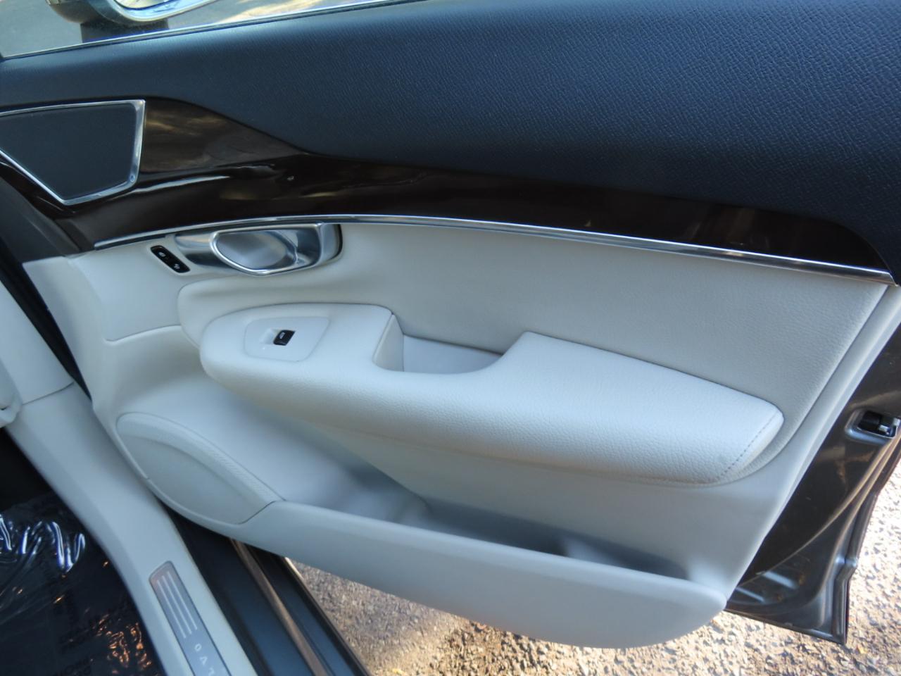 Volvo XC90 T6 AWD 7-Passenger Momentum 2017