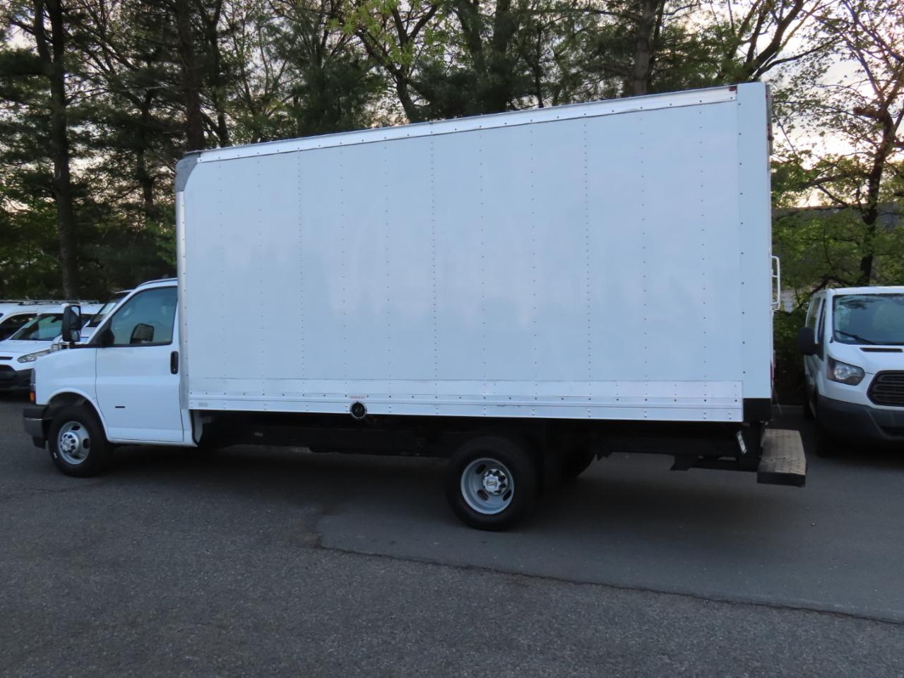 Chevrolet Express Commercial Cutaway 3500 Van 177" 2022