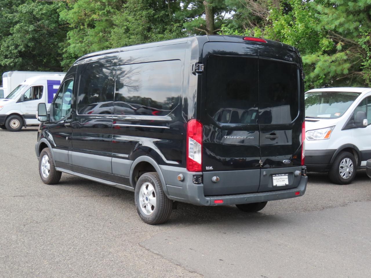 Ford Transit 250 Van Med. Roof w/Sliding Pass. 148-in. WB 2017