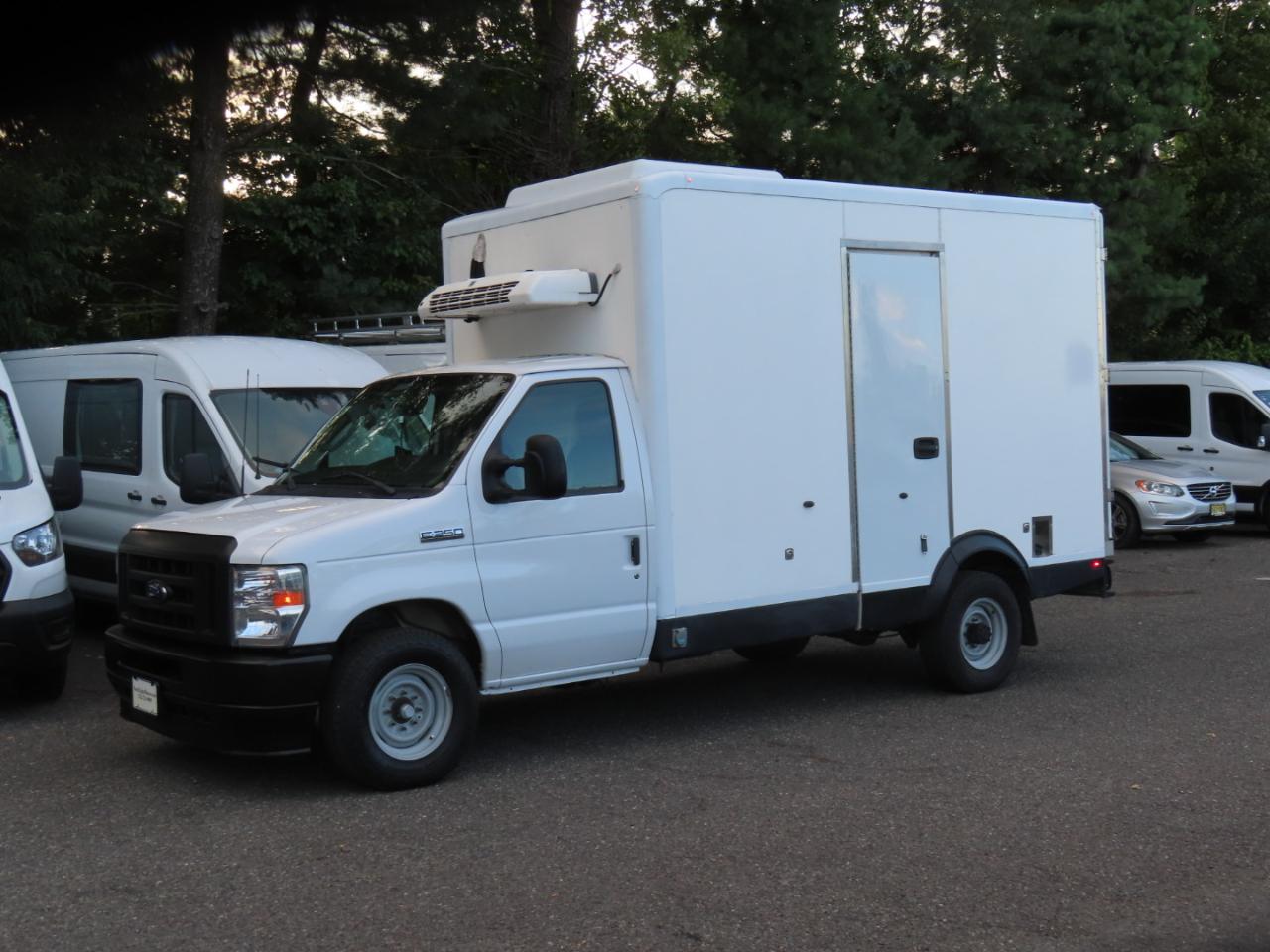 Ford Econoline E-350 Super Duty 2023