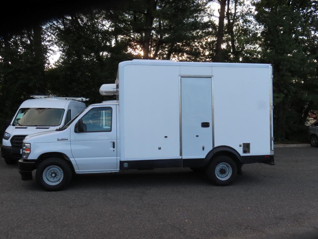 Ford Econoline E-350 Super Duty 2023