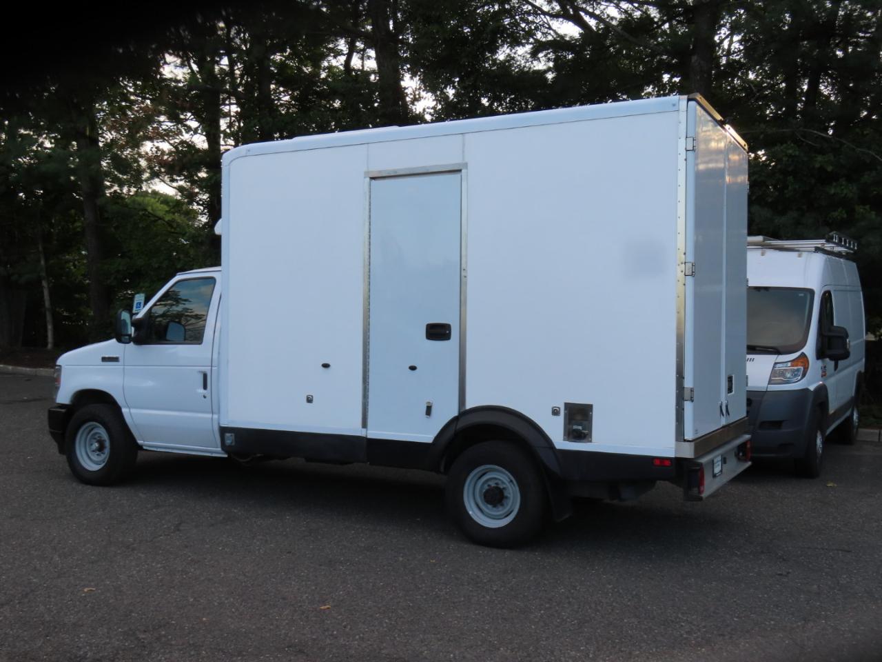 Ford Econoline E-350 Super Duty 2023