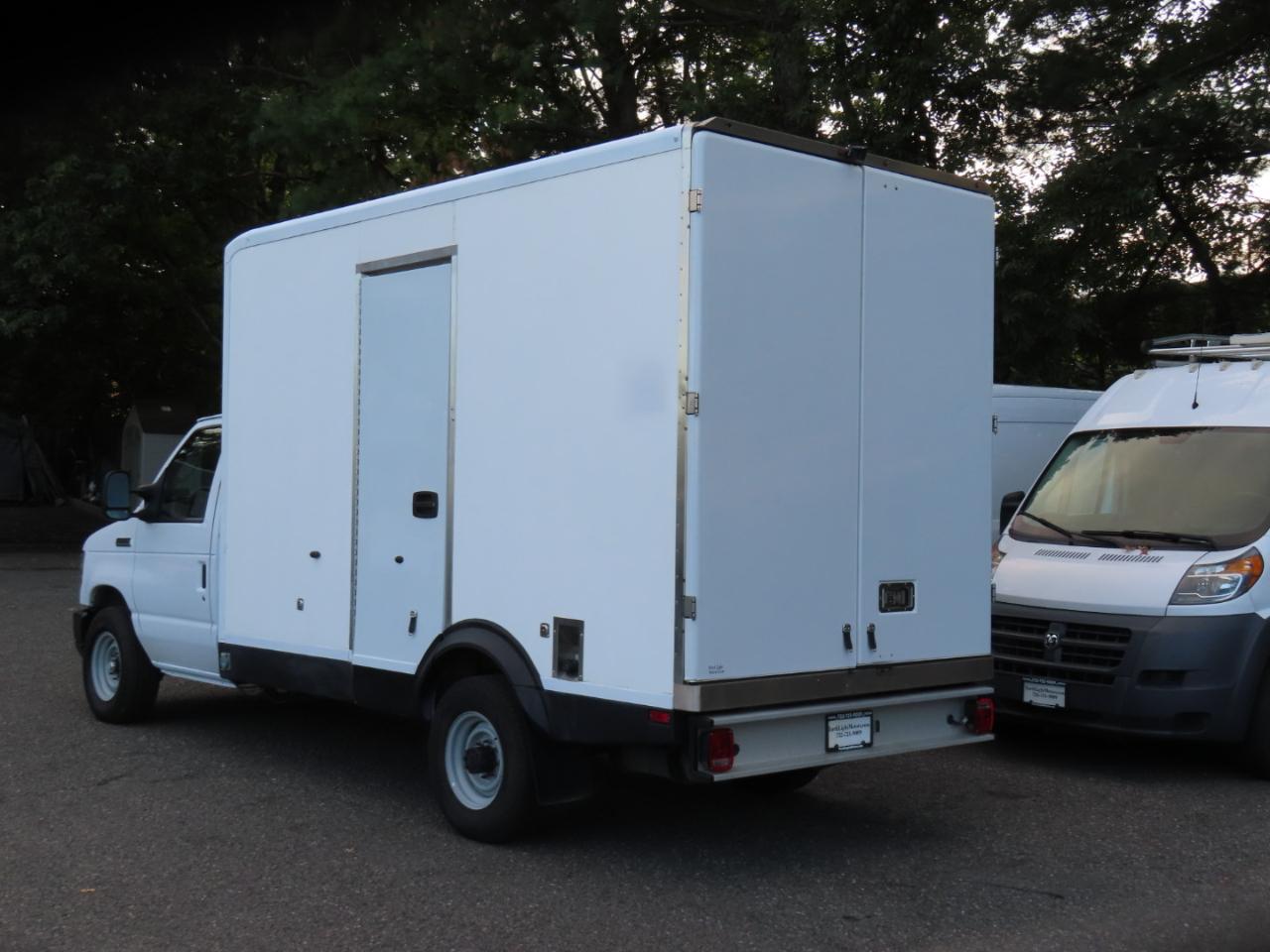 Ford Econoline E-350 Super Duty 2023
