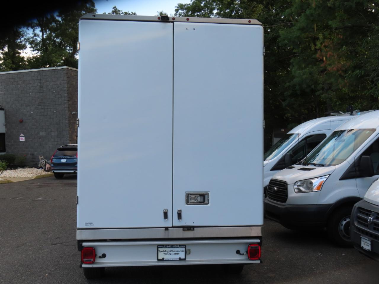 Ford Econoline E-350 Super Duty 2023