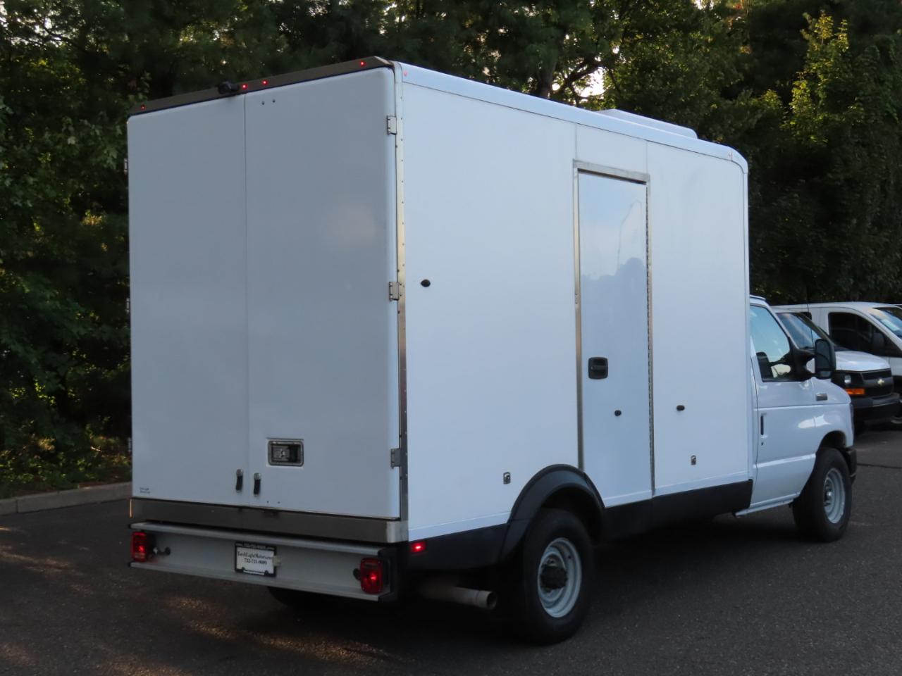 Ford Econoline E-350 Super Duty 2023