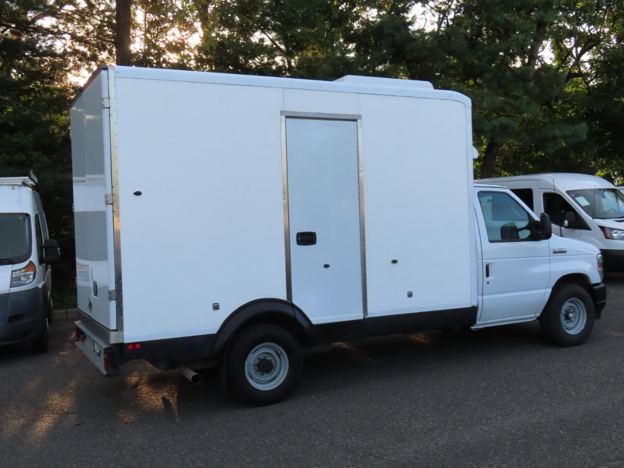 Ford Econoline E-350 Super Duty 2023