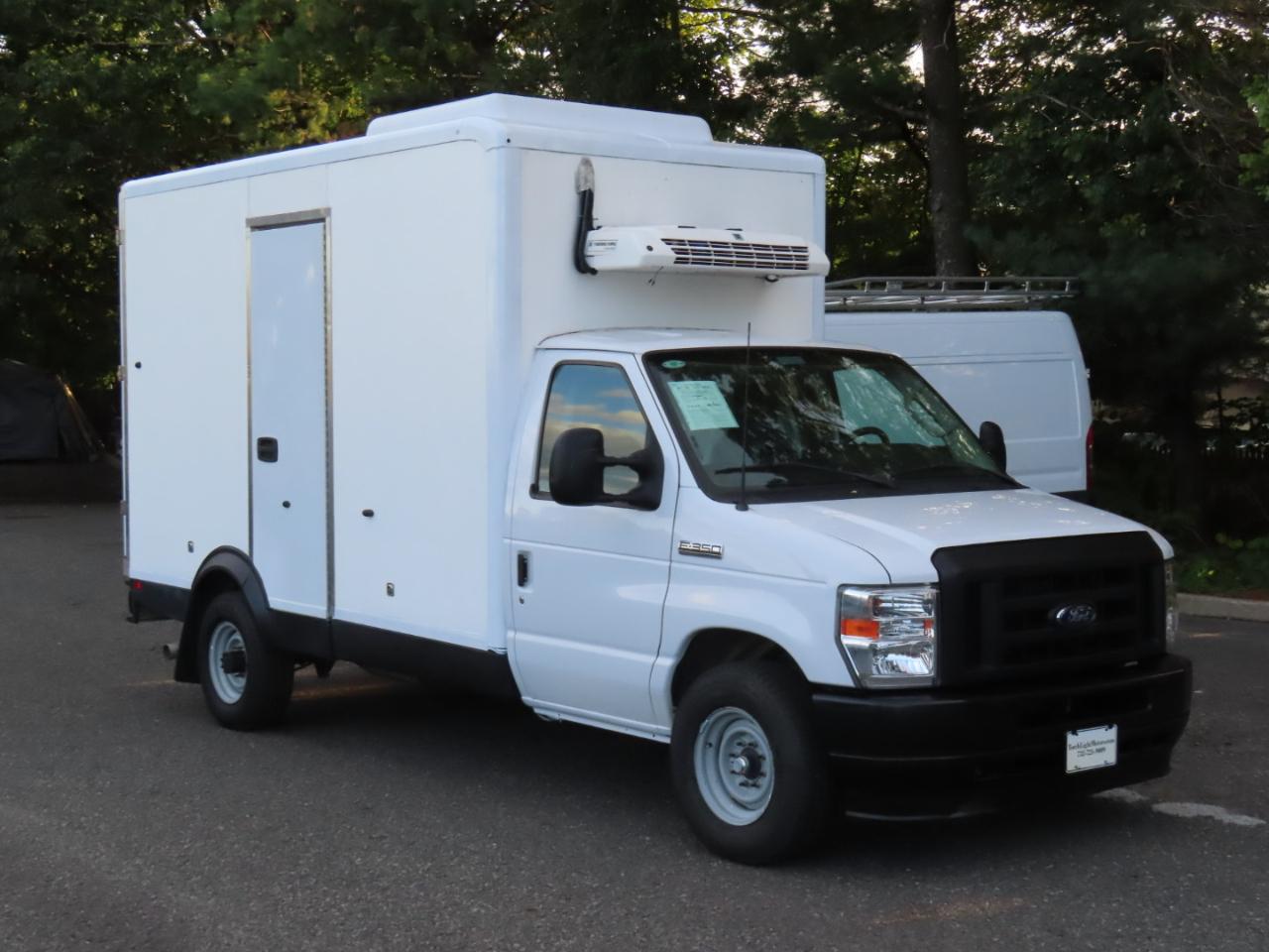 Ford Econoline E-350 Super Duty 2023