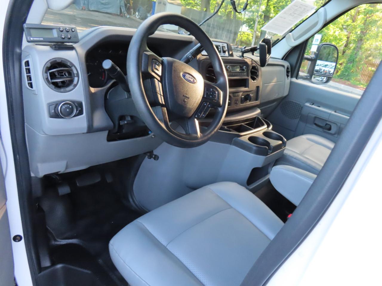Ford Econoline E-350 Super Duty 2023