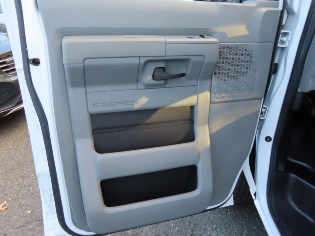 Ford Econoline E-350 Super Duty 2023