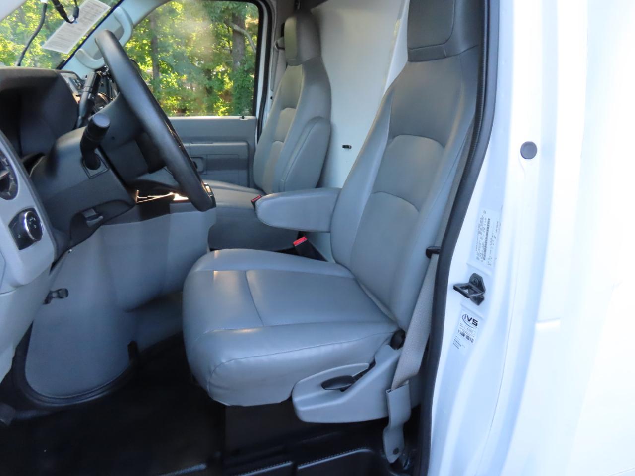 Ford Econoline E-350 Super Duty 2023