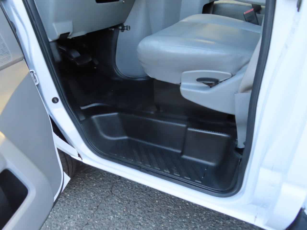 Ford Econoline E-350 Super Duty 2023