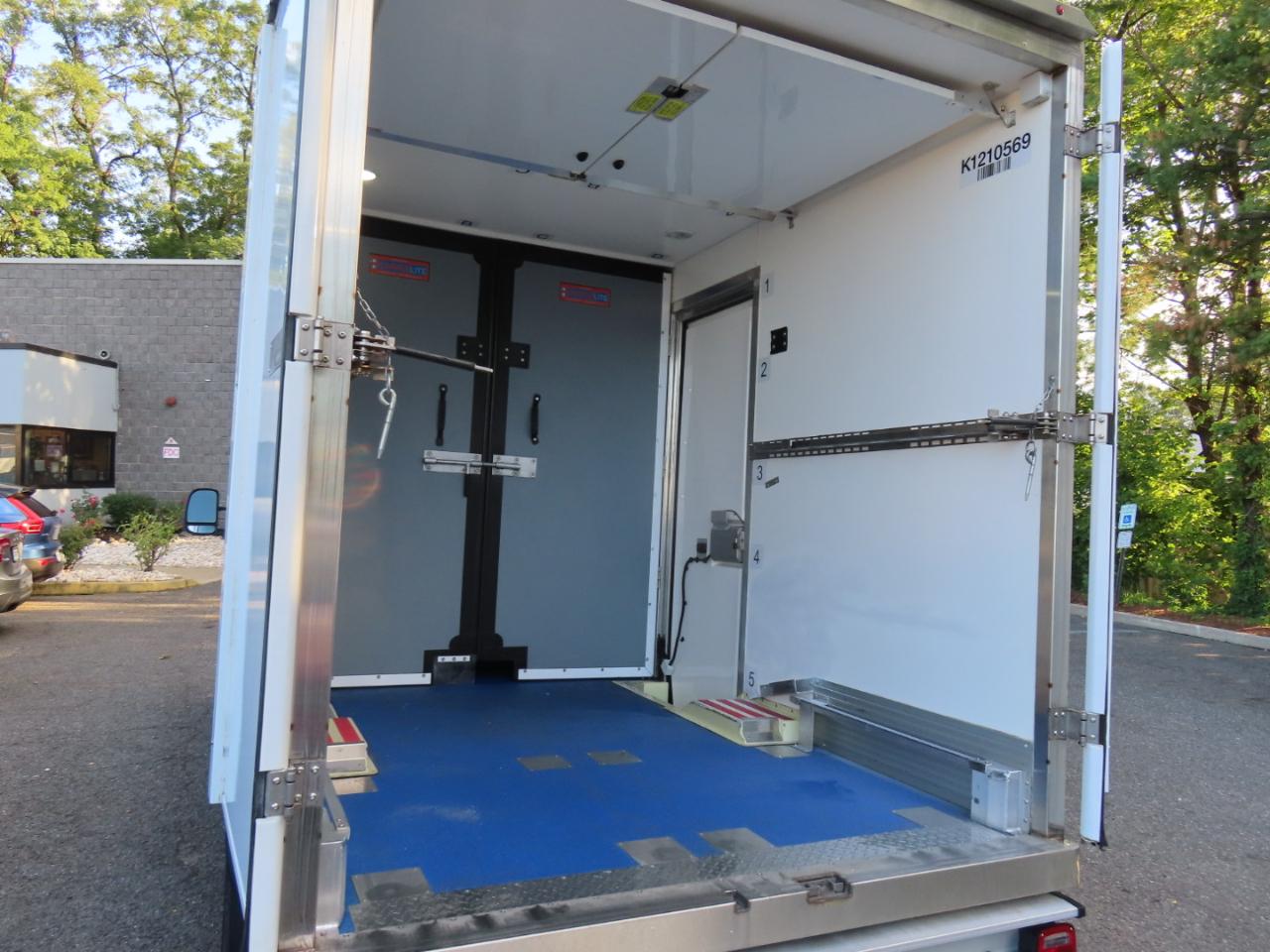 Ford Econoline E-350 Super Duty 2023