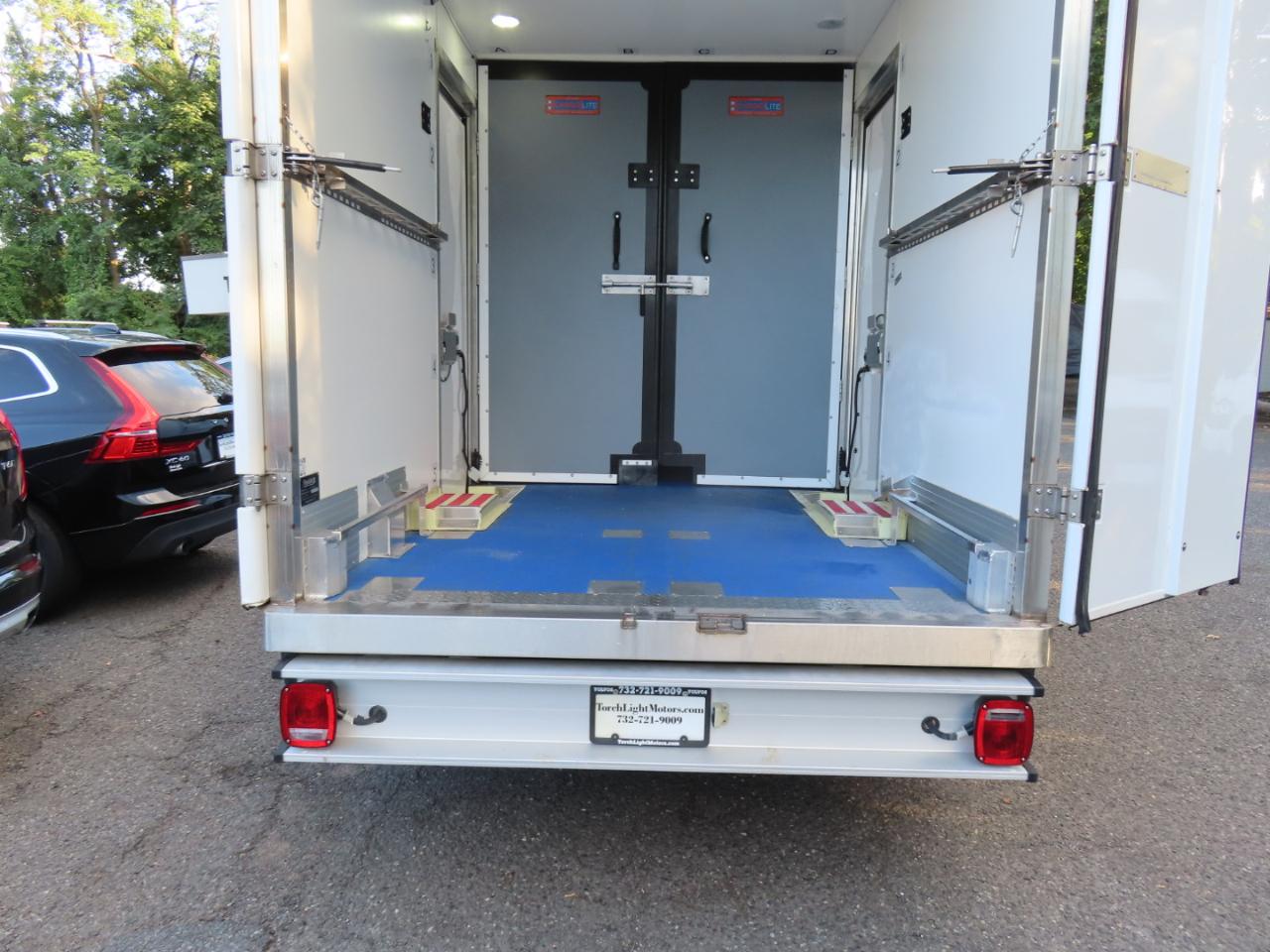 Ford Econoline E-350 Super Duty 2023