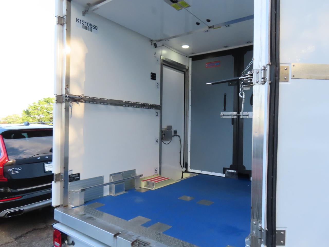 Ford Econoline E-350 Super Duty 2023