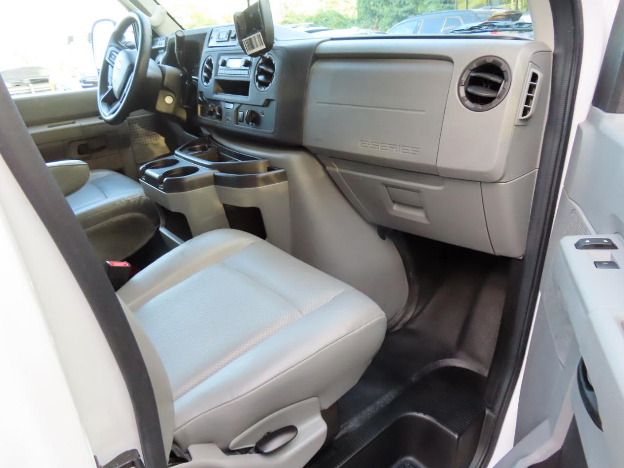 Ford Econoline E-350 Super Duty 2023