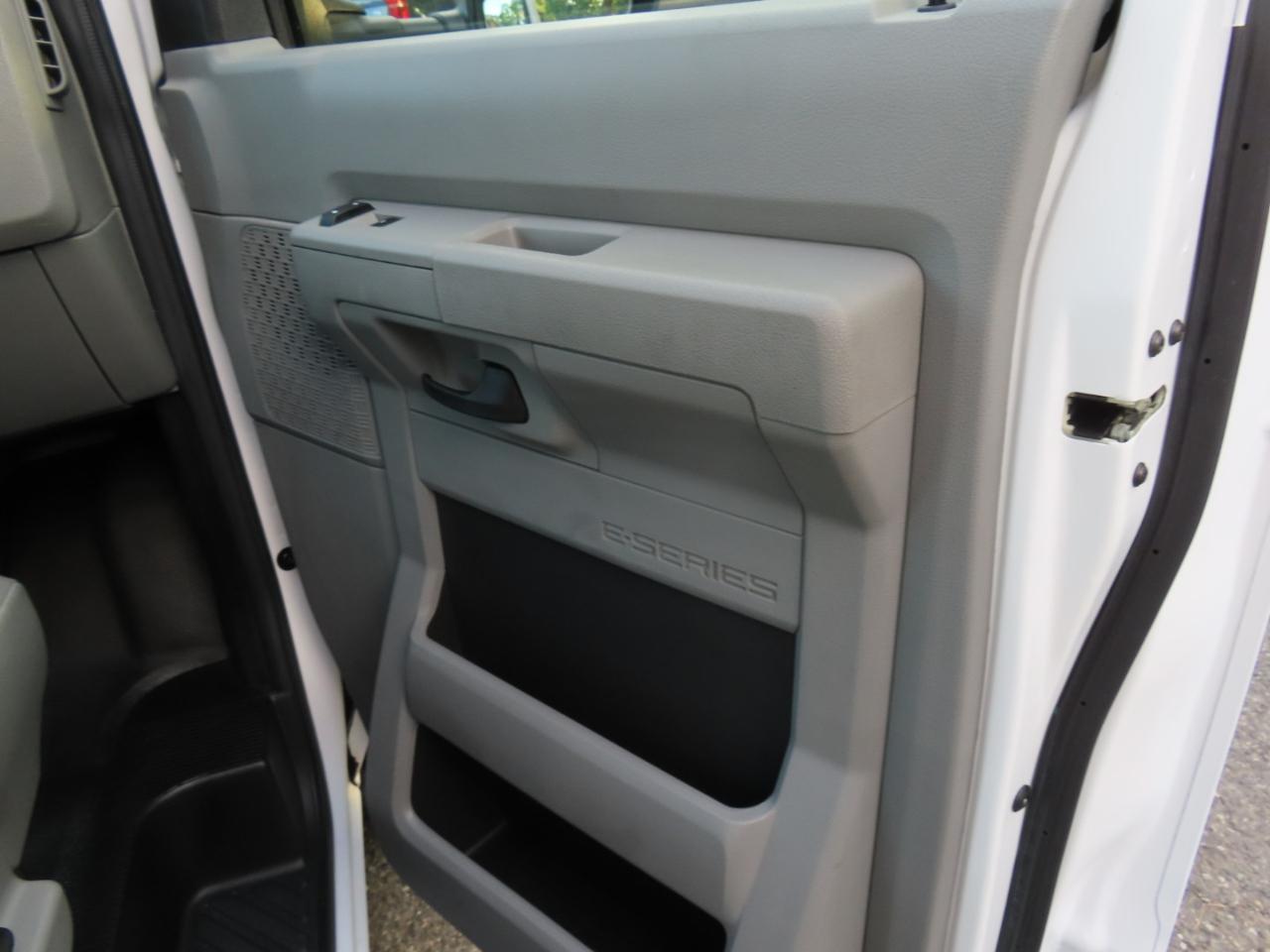Ford Econoline E-350 Super Duty 2023