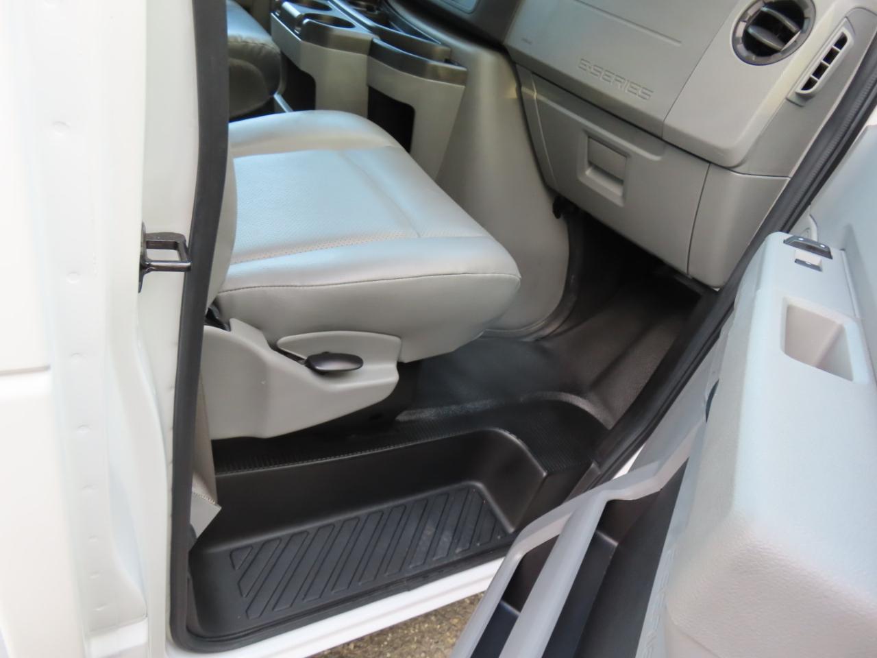 Ford Econoline E-350 Super Duty 2023