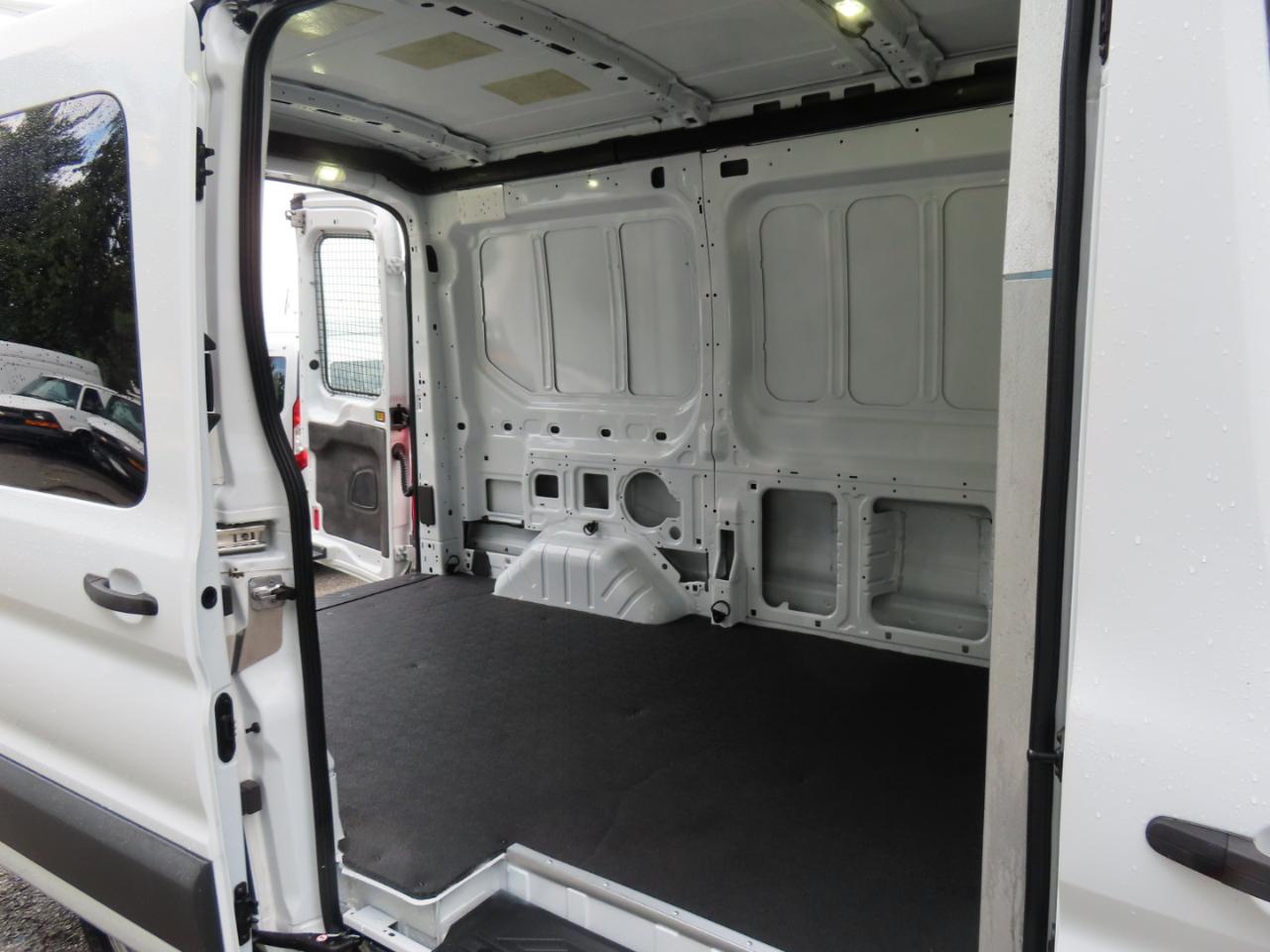 Ford Transit 150 Van Med. Roof w/Sliding Pass. 130-in. WB 2017