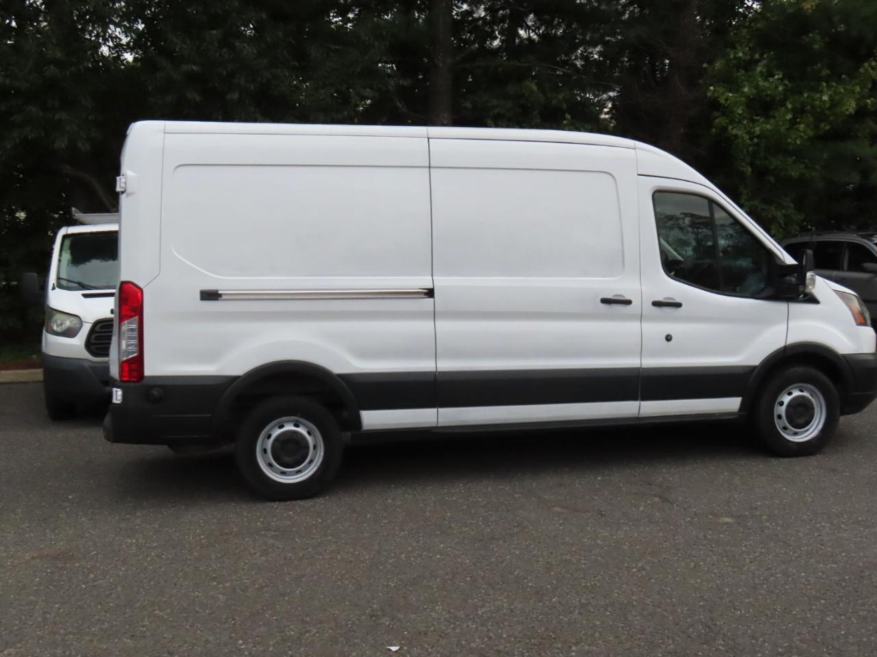 Ford Transit 250 Van Med. Roof w/Sliding Pass. 148-in. WB 2017