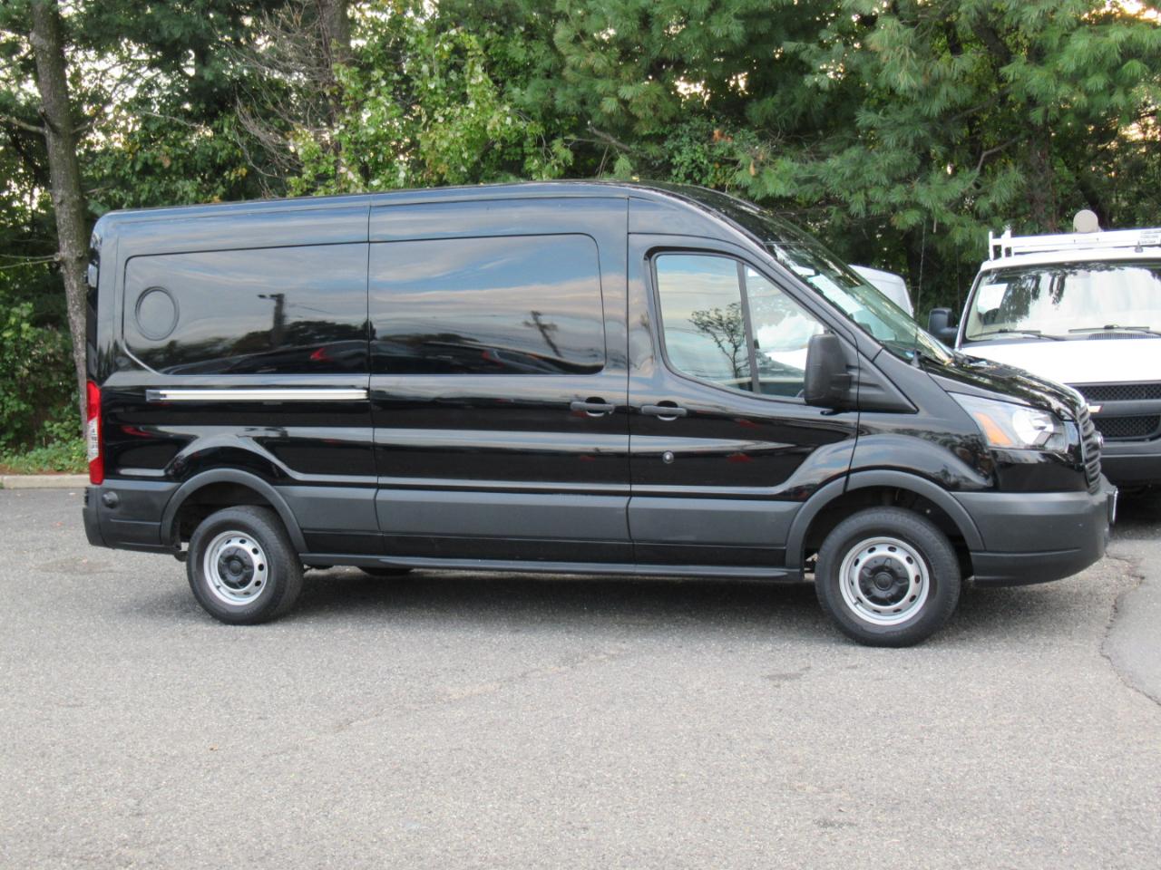 Ford Transit 250 Van Med. Roof w/Sliding Pass. 148-in. WB 2017