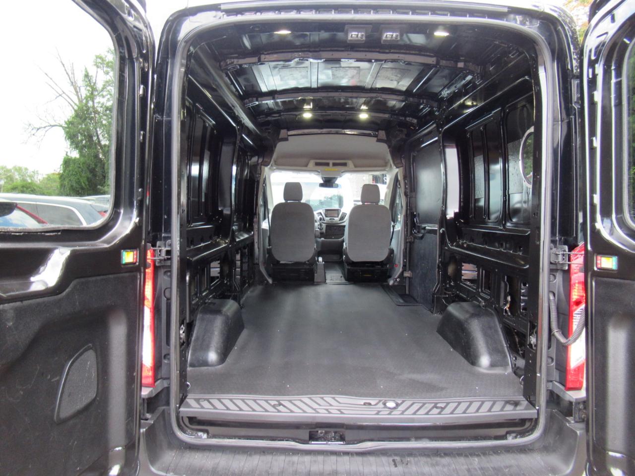 Ford Transit 250 Van Med. Roof w/Sliding Pass. 148-in. WB 2017
