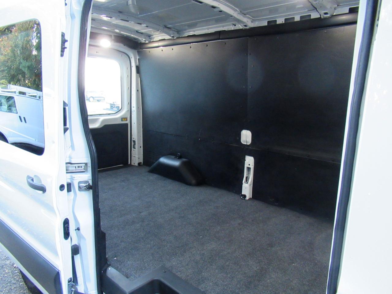 Ford Transit 250 Van Med. Roof w/Sliding Pass. 148-in. WB 2018