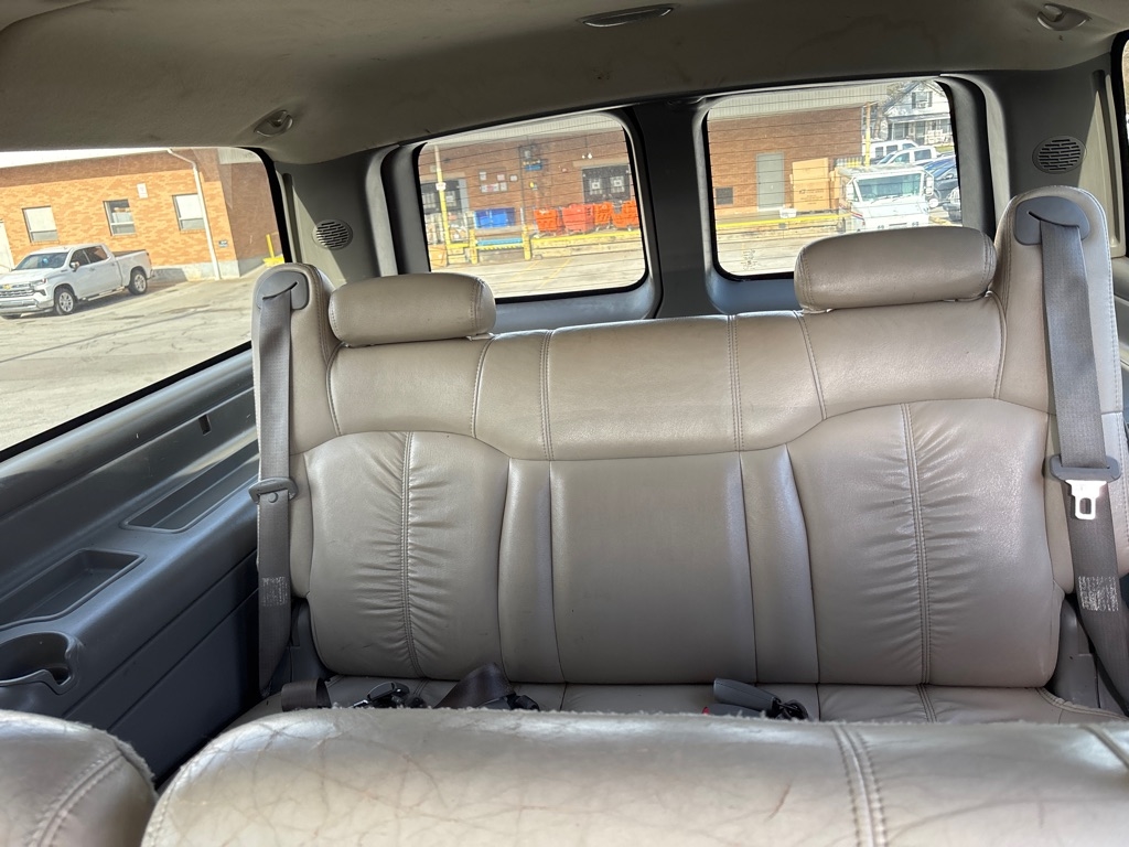 Chevrolet Suburban 4dr 1500 LS 2001