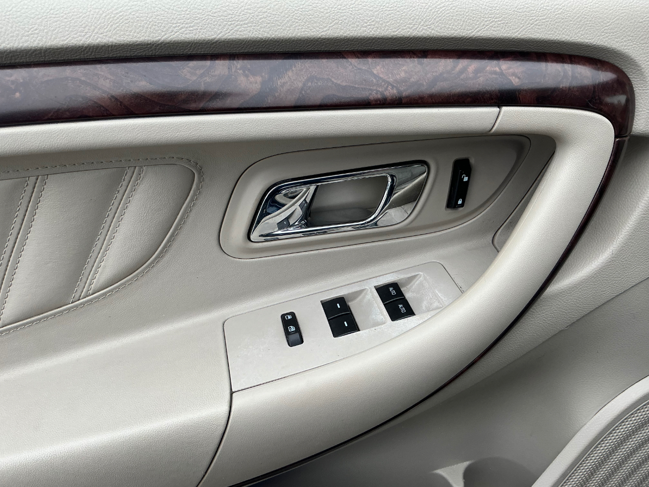 Ford Taurus Limited FWD 2011