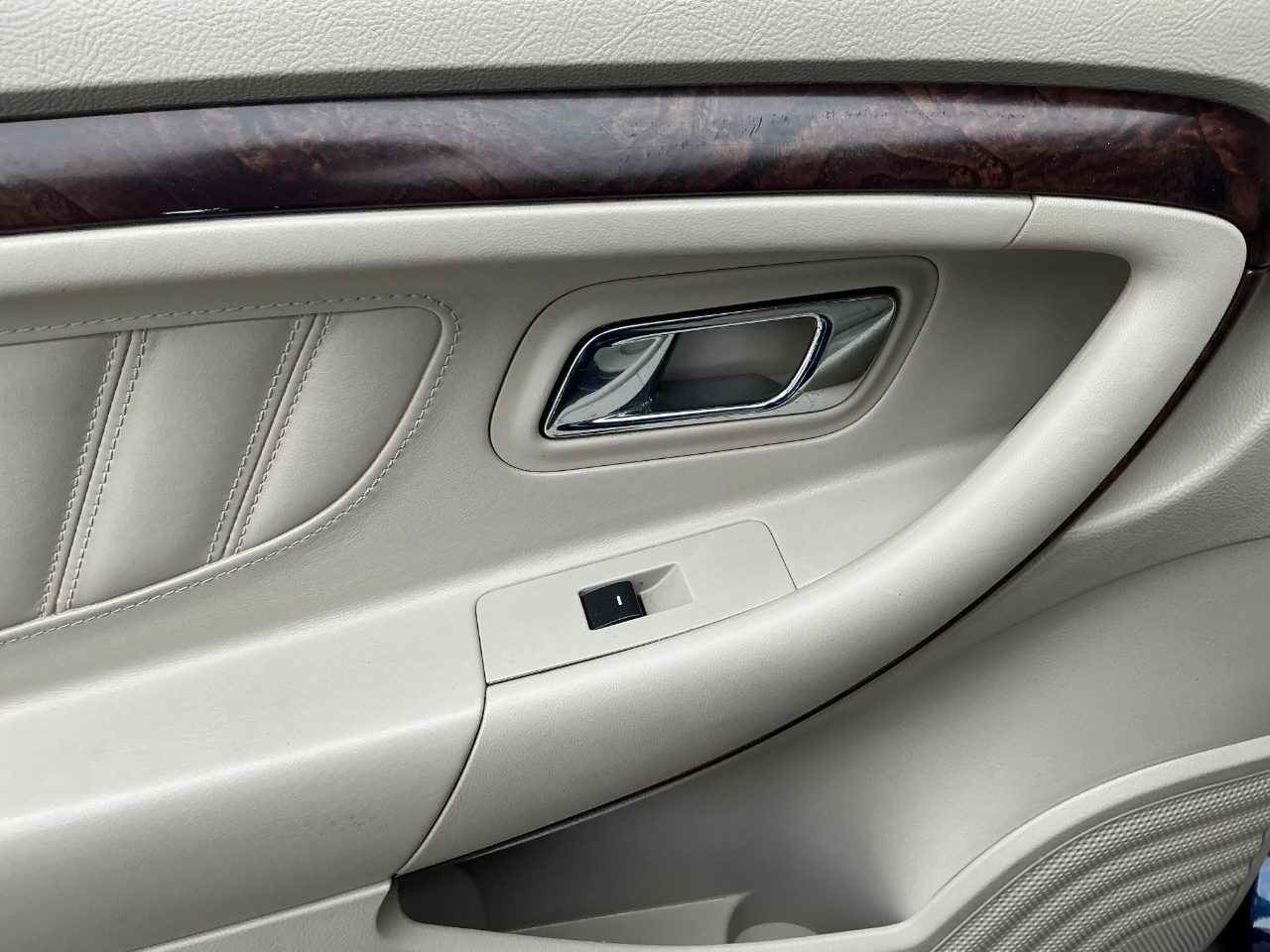 Ford Taurus Limited FWD 2011