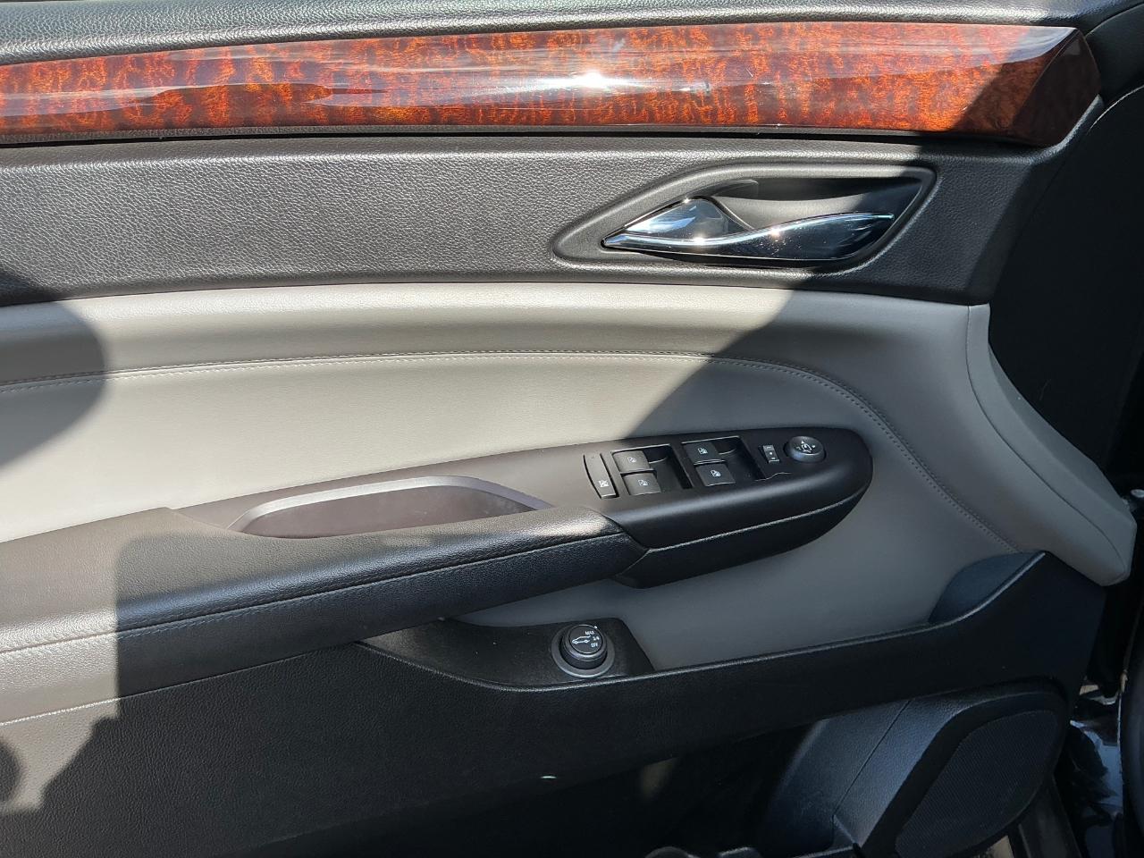 Cadillac SRX Luxury Collection 2011