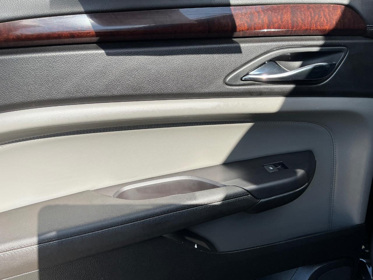 Cadillac SRX Luxury Collection 2011