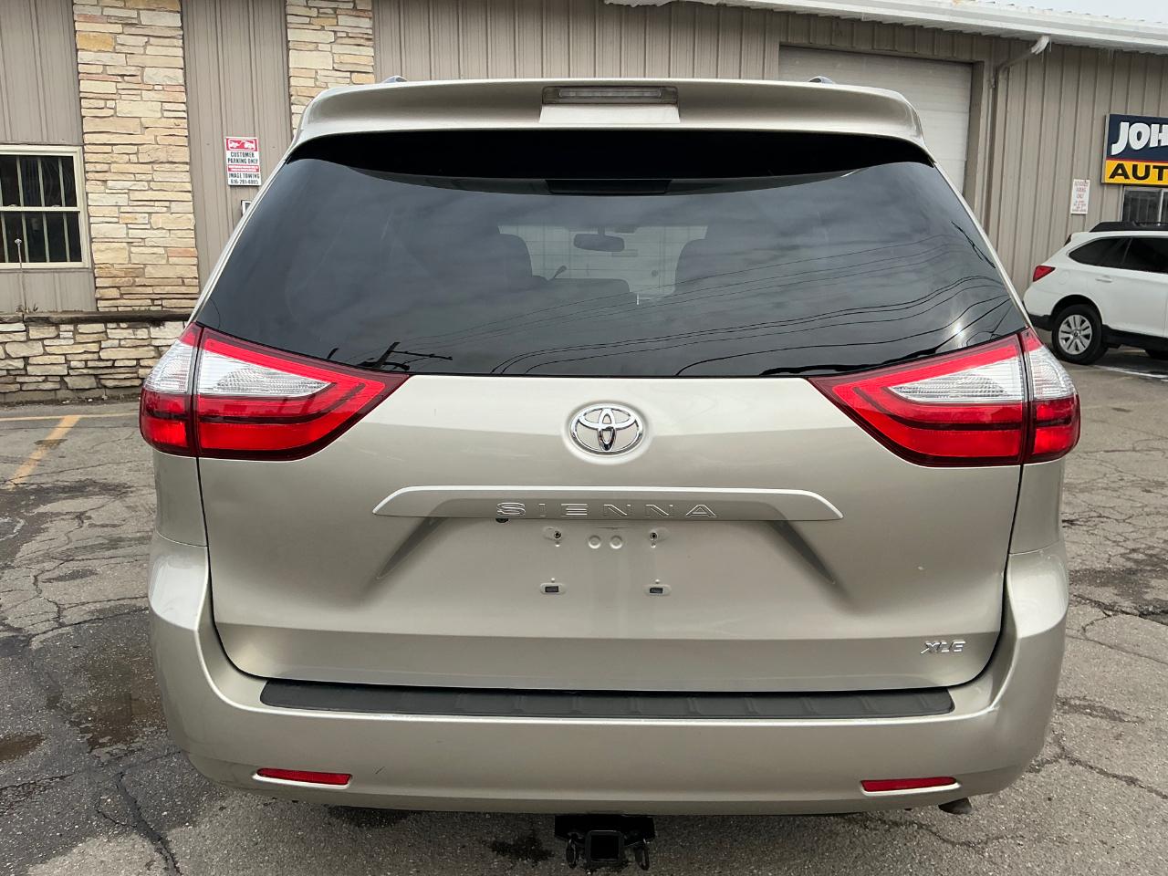 Toyota Sienna XLE FWD 8-Passenger V6 2015