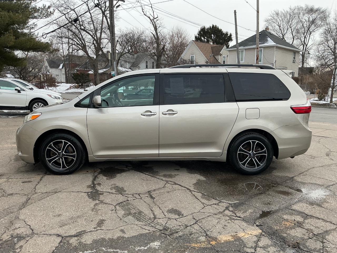 Toyota Sienna XLE FWD 8-Passenger V6 2015