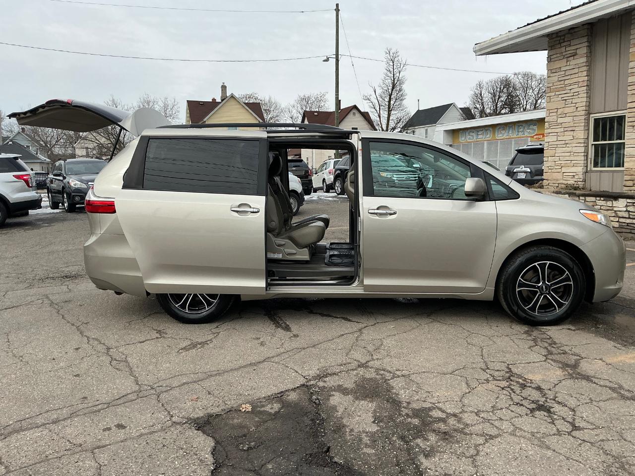 Toyota Sienna XLE FWD 8-Passenger V6 2015