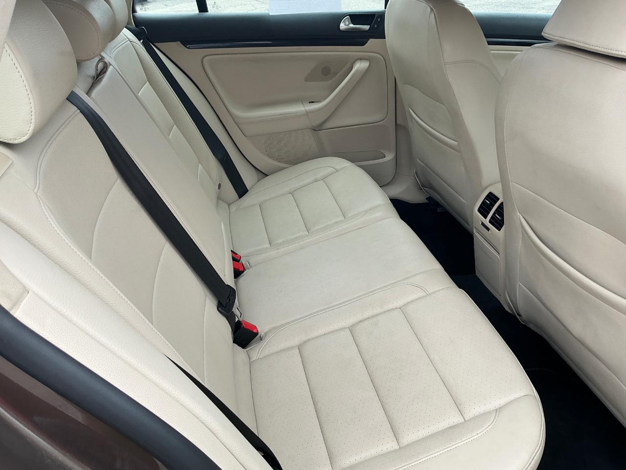 Volkswagen Jetta SportWagen 2.0L TDI 2011