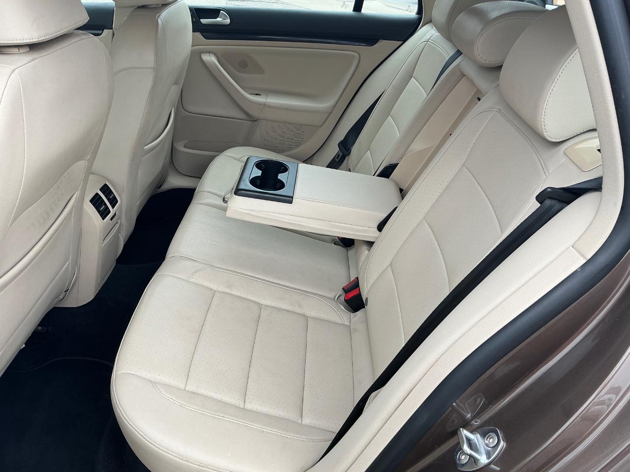 Volkswagen Jetta SportWagen 2.0L TDI 2011