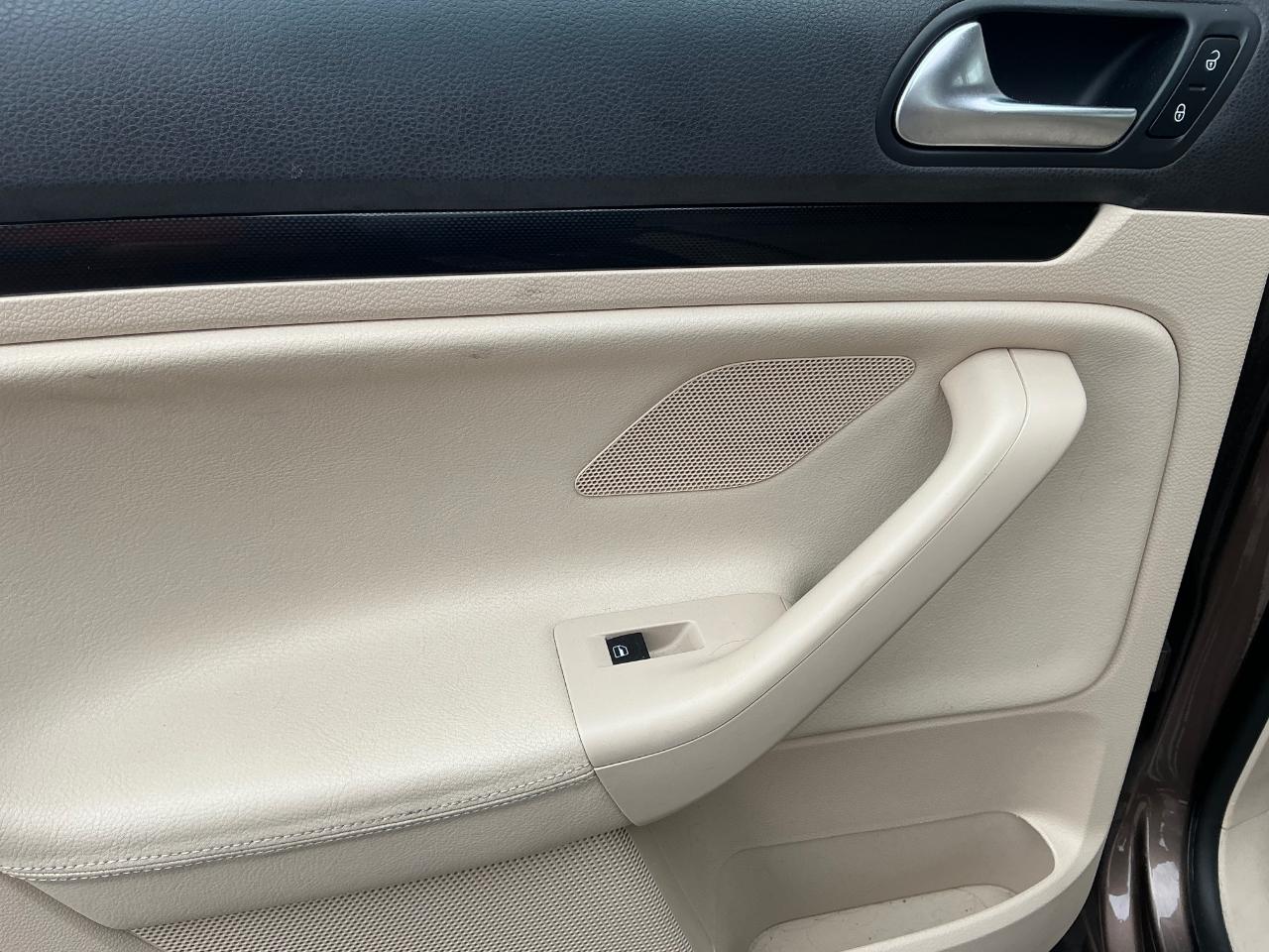 Volkswagen Jetta SportWagen 2.0L TDI 2011