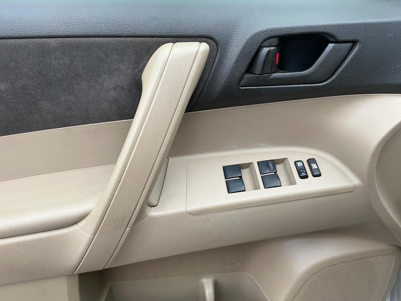 Toyota Highlander Base 2WD 2008