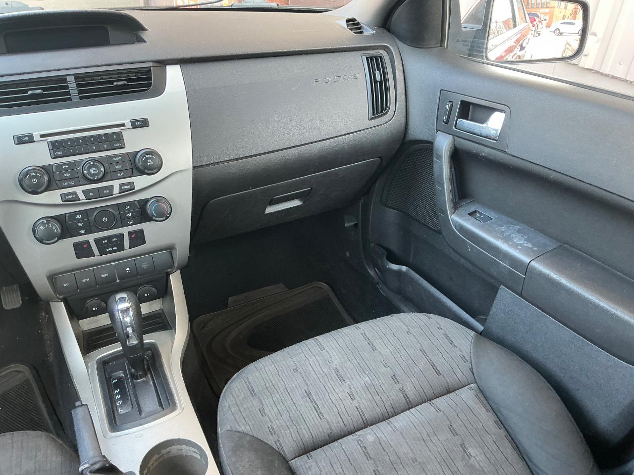 Ford Focus SE Sedan 2010