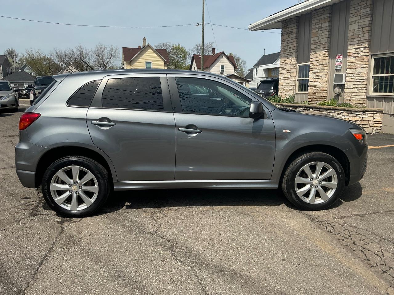 Mitsubishi Outlander Sport SE 2WD 2012