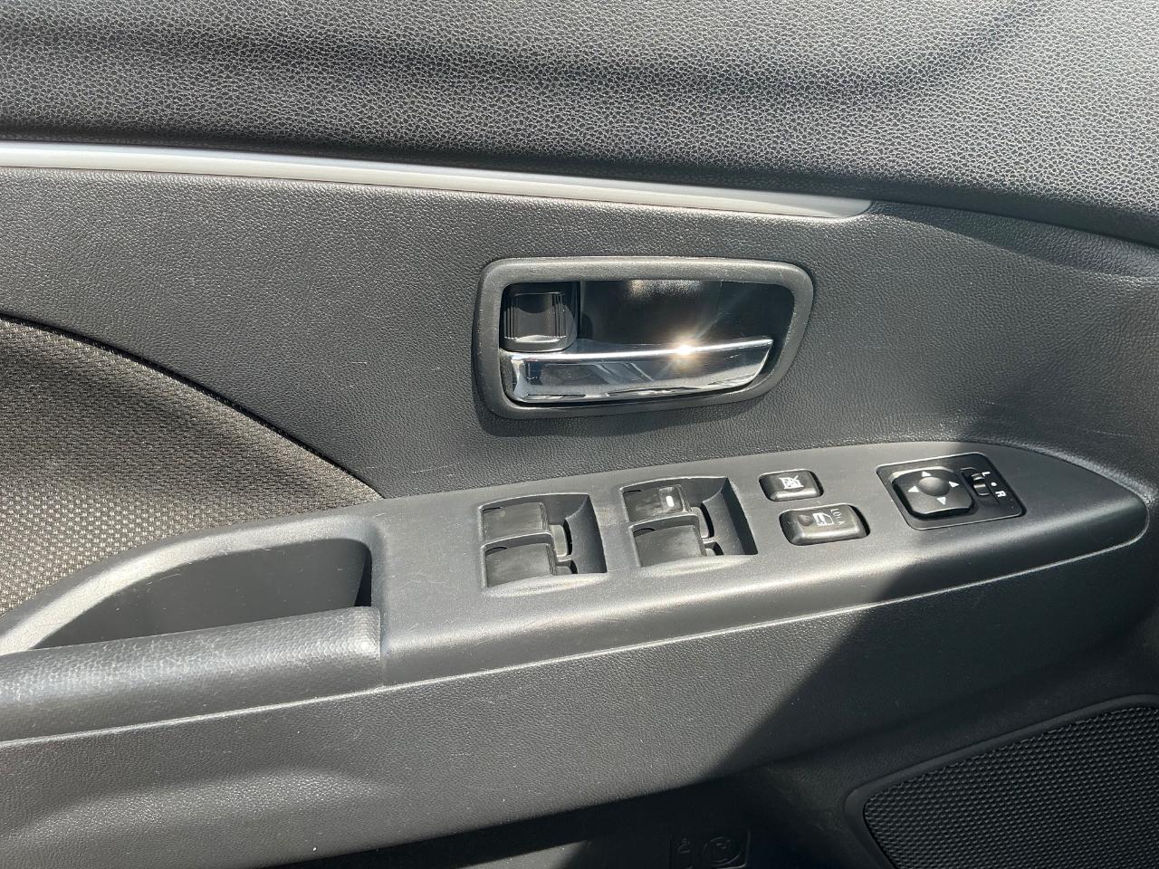 Mitsubishi Outlander Sport SE 2WD 2012