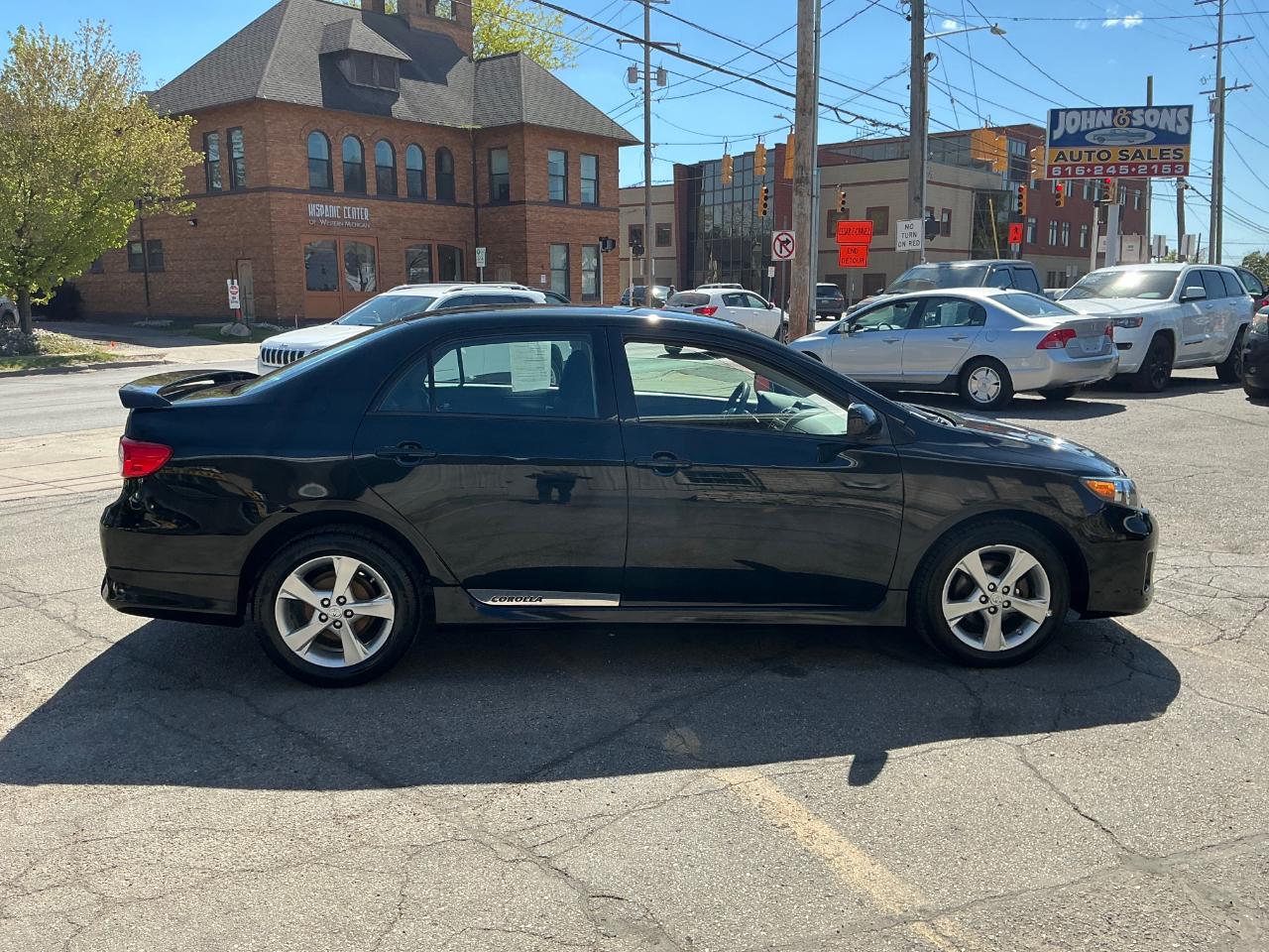 Toyota Corolla S 5-Speed MT 2013