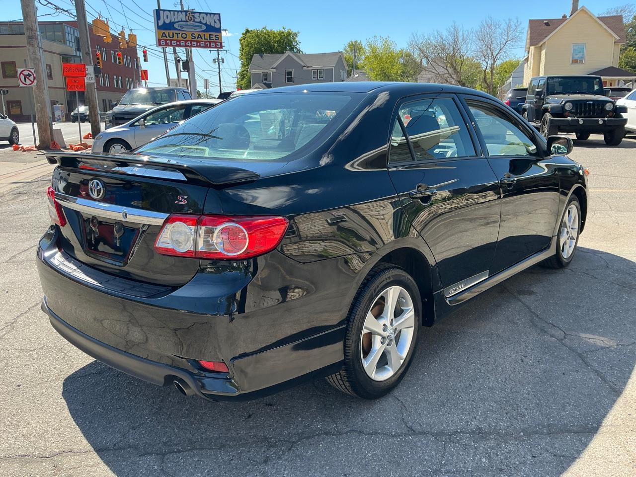 Toyota Corolla S 5-Speed MT 2013