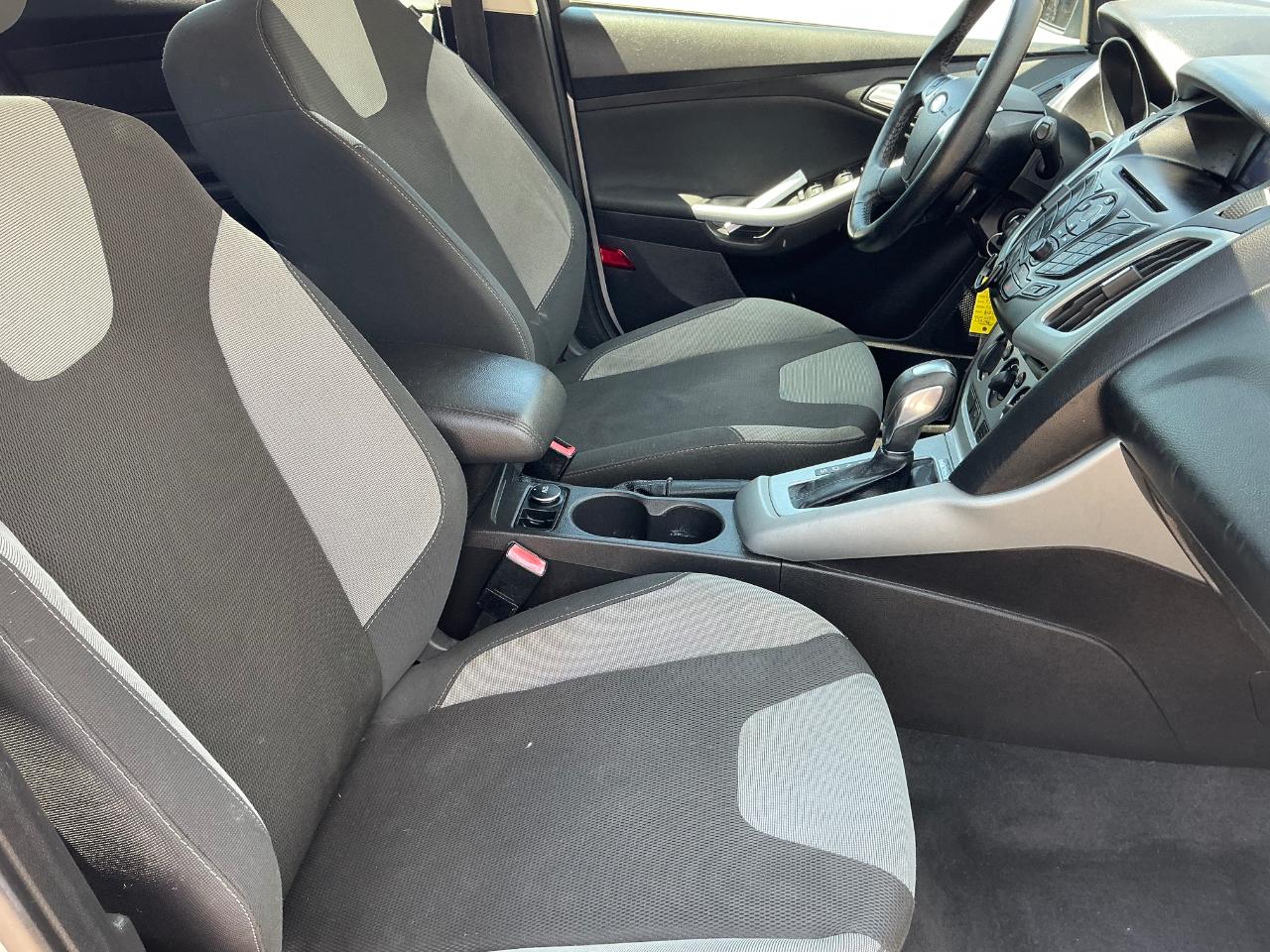 Ford Focus SE 2012