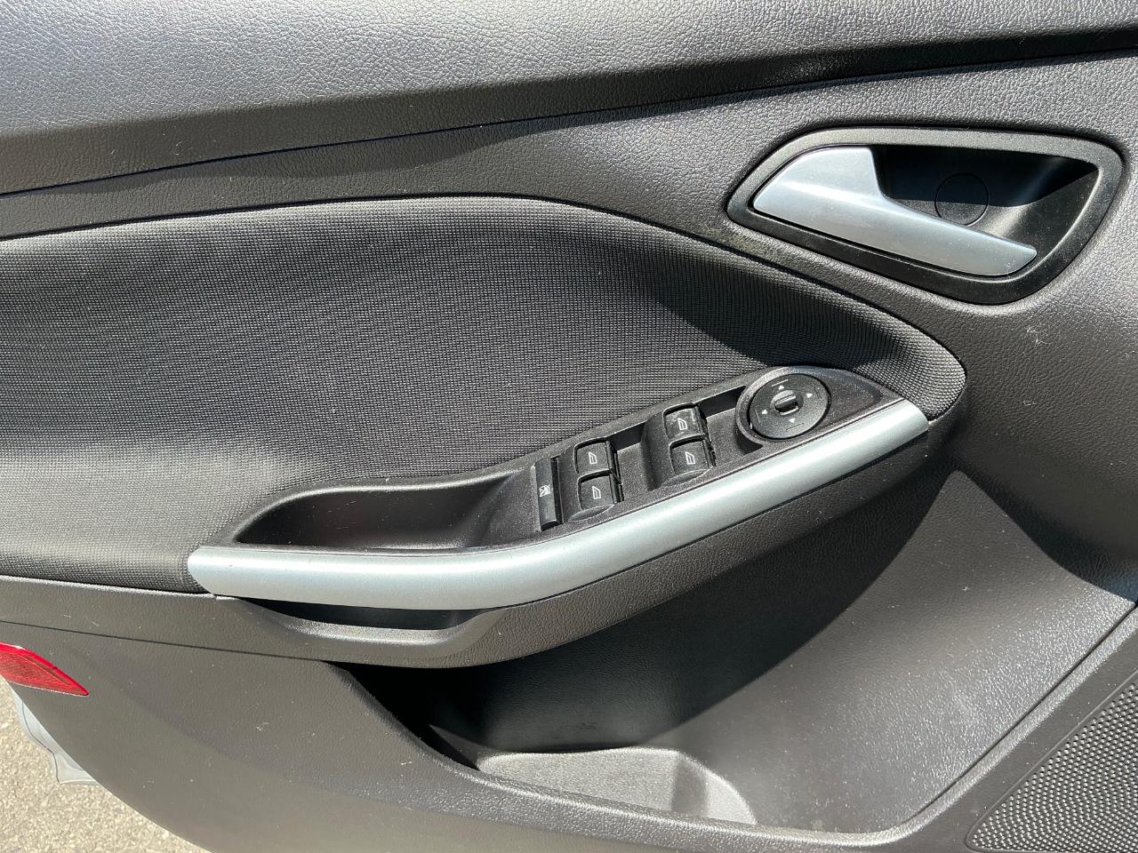 Ford Focus SE 2012