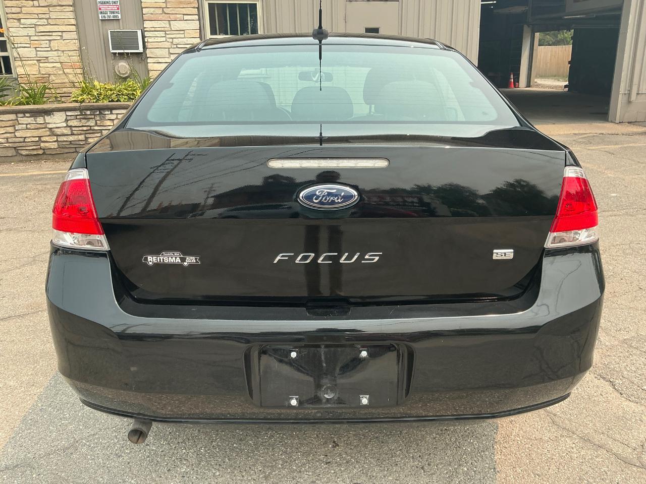 Ford Focus SE Sedan 2010