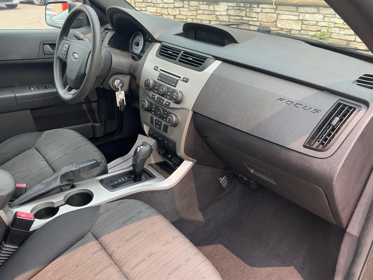 Ford Focus SE Sedan 2010